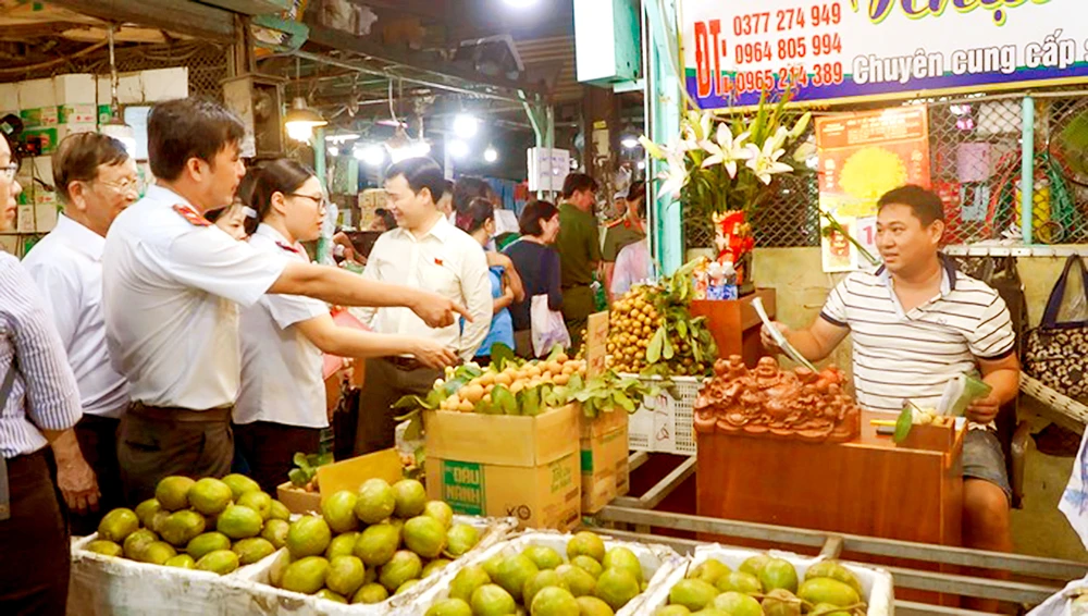 Cơ quan chức năng giám sát an toàn thực phẩm tại chợ đầu mối Thủ Đức, TPHCM