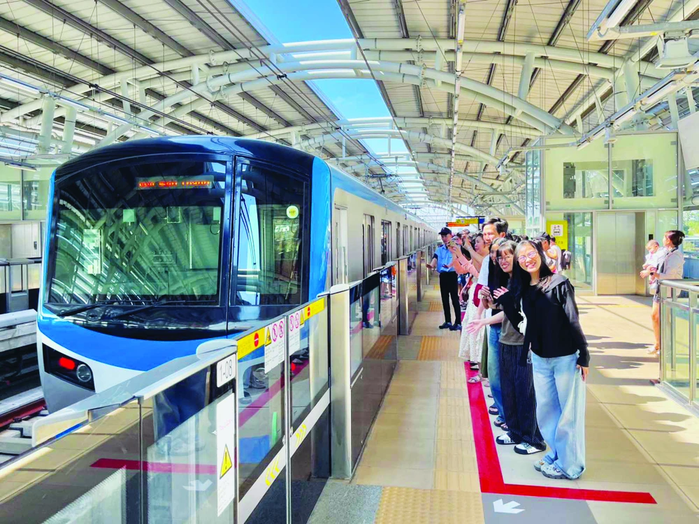 Giới trẻ thích thú khi trải nghiệm tuyến metro số 1 (Bến Thành - Suối Tiên). Ảnh: HOÀNG HÙNG