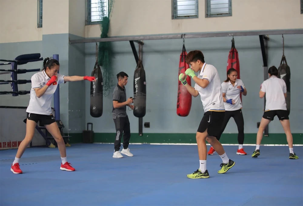 Các nữ võ sĩ của đội tuyển boxing Việt Nam tập luyện tại Trung tâm Huấn luyện thể thao quốc gia TPHCM. Ảnh: DŨNG PHƯƠNG 