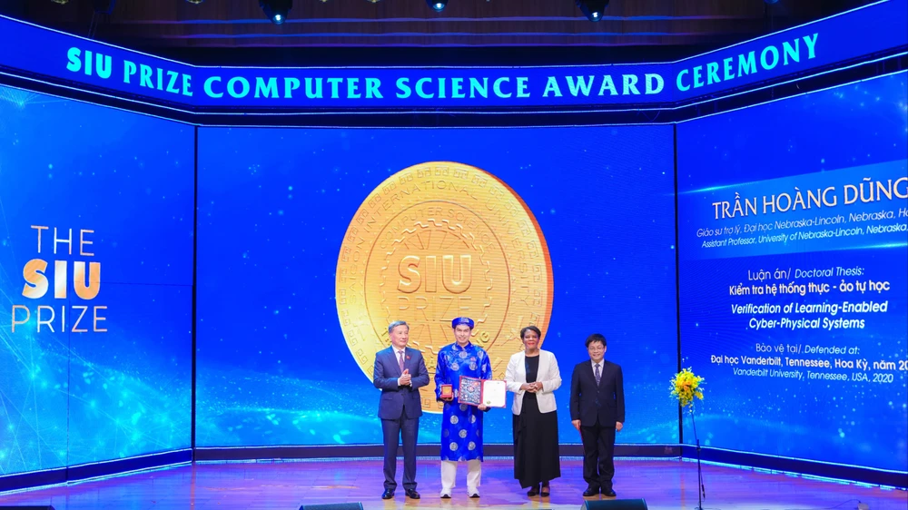 TS Trần Hoàng Dũng (áo dài) đoạt giải nhất SIU Prize Computer Science với giải thưởng 2 tỷ đồng