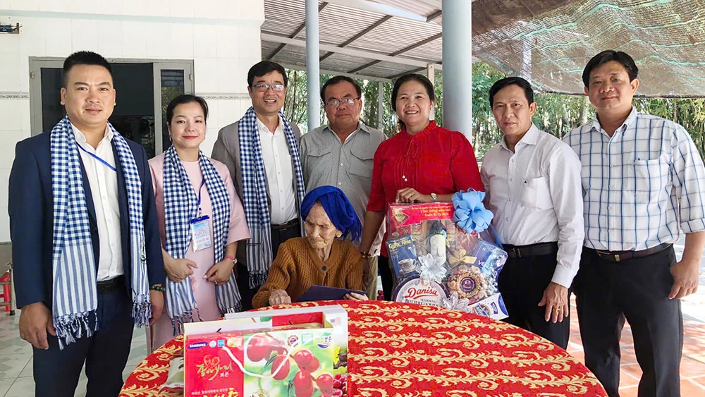 Đoàn đại biểu người Việt Nam ở nước ngoài tiêu biểu tham gia hoạt động đền ơn đáp nghĩa tại huyện Củ Chi, TPHCM, ngày 17-1 