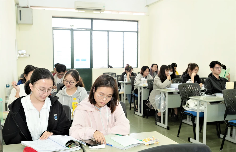 Sinh viên ngành Kinh doanh thương mại Hàn Quốc (liên ngành giữa Trường ĐH Kinh tế - Luật và Trường ĐH Khoa học Xã hội và Nhân văn, ĐH Quốc gia TPHCM) trong giờ học