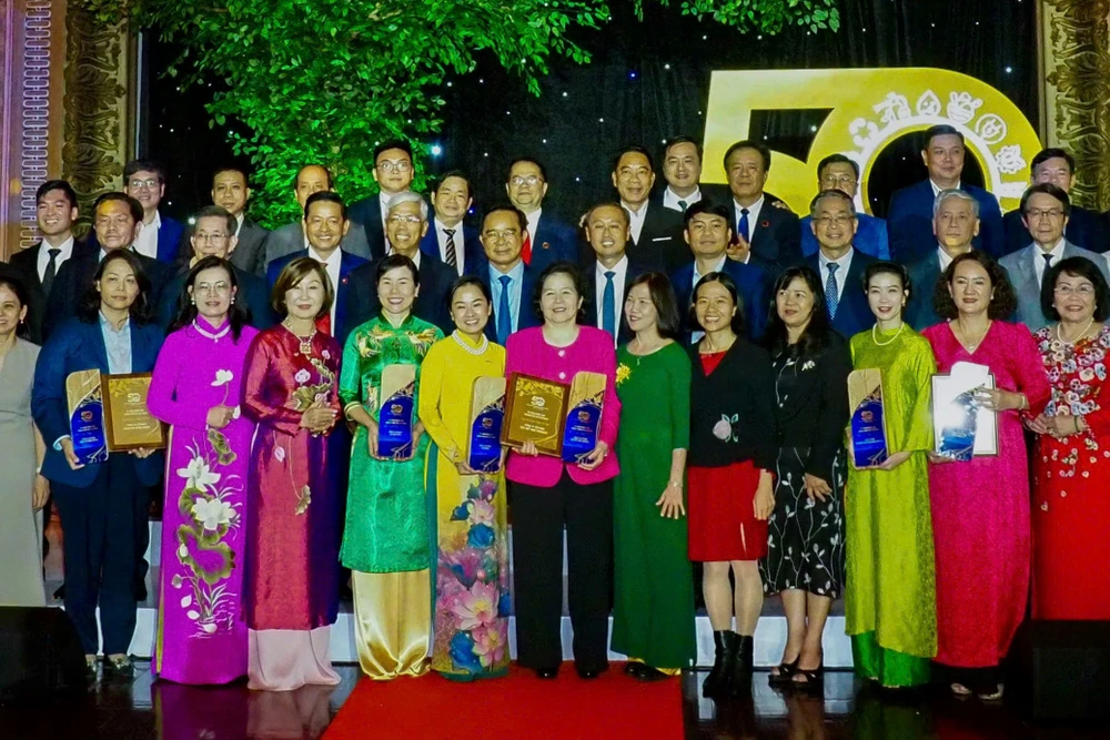 Lãnh đạo TPHCM cùng đại diện 50 doanh nghiệp tiêu biểu. Ảnh: HOÀNG HÙNG IMG_4796.jpeg