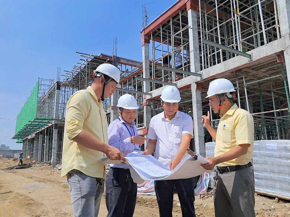 Ông Phạm Thanh Khánh (thứ 2 từ phải vào) tại dự án xây mới Trường Tiểu học Vĩnh Lộc 1 2.jpg