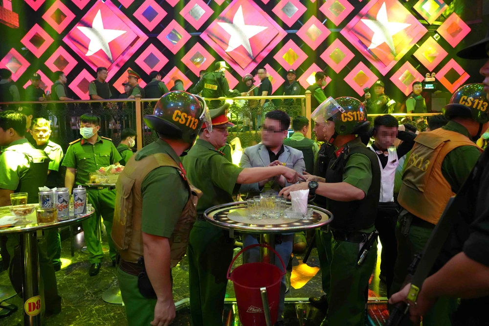Hàng trăm cảnh sát có mặt tại tụ điểm quán bar Paris Night Club 01-3921-4559.jpg