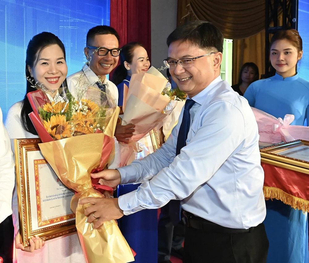 Trưởng Ban Tuyên giáo và Dân vận Thành ủy TPHCM Nguyễn Mạnh Cường trao bằng khen của Ban Thường vụ Thành ủy TPHCM đến các cá nhân E4f.jpg