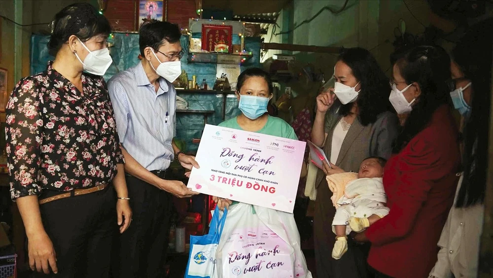 Báo SGGP phối hợp cùng các đơn vị tổ chức trao hỗ trợ thai phụ hoàn cảnh khó khăn, bị ảnh hưởng bởi dịch Covid-19 E5D.jpg