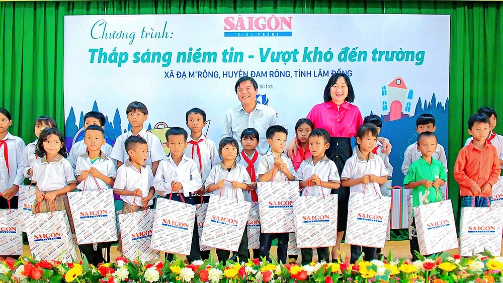 Báo SGGP trao học bổng Thắp sáng niềm tin - Vượt khó đến trường cho học sinh khó khăn tại huyện Đam Rông, tỉnh Lâm Đồng E5E.jpg