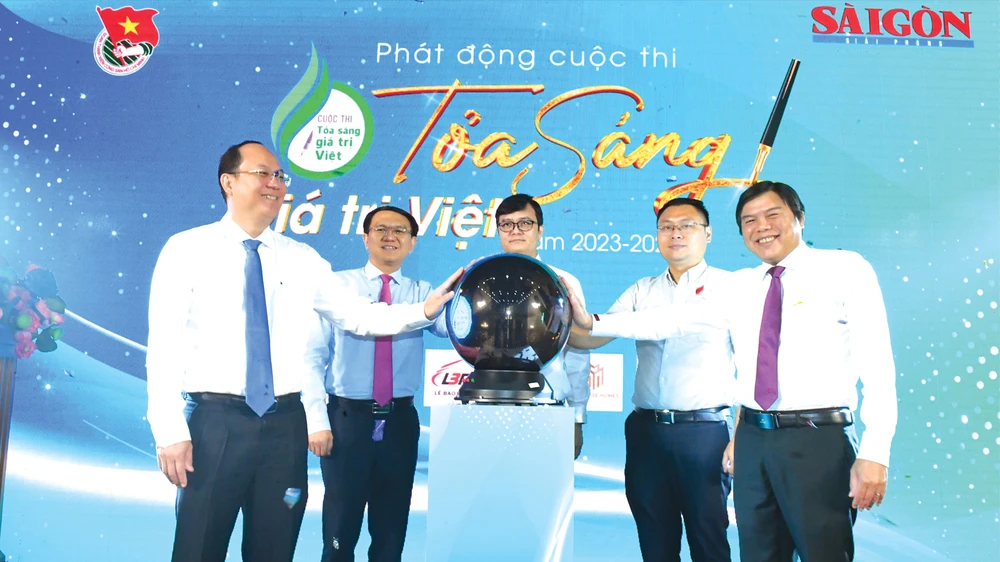 Nghi thức phát động cuộc thi Tỏa sáng giá trị Việt giai đoạn 2023-2025. Ảnh: VIỆT DŨNG E5H.jpg