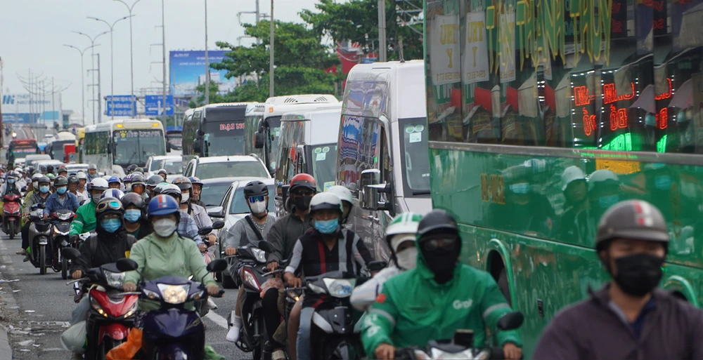 Người dân trở về sau lễ khiến cửa ngõ từ các tỉnh miền Tây về TPHCM bị ùn ứ. Ảnh: QUỐC HÙNG