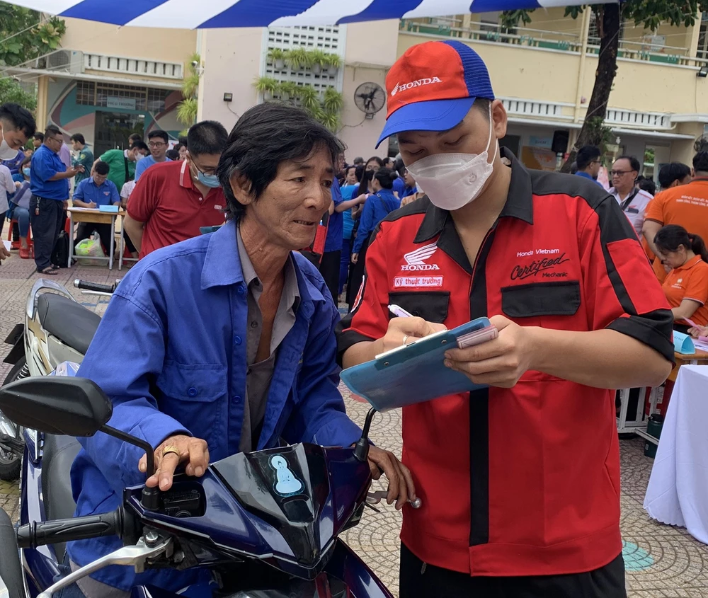Đoàn viên Nghiệp đoàn Xe ôm truyền thống quận 1 được kiểm tra, thay nhớt xe miễn phí tại ngày hội chăm lo đoàn viên khó khăn J3a.jpg