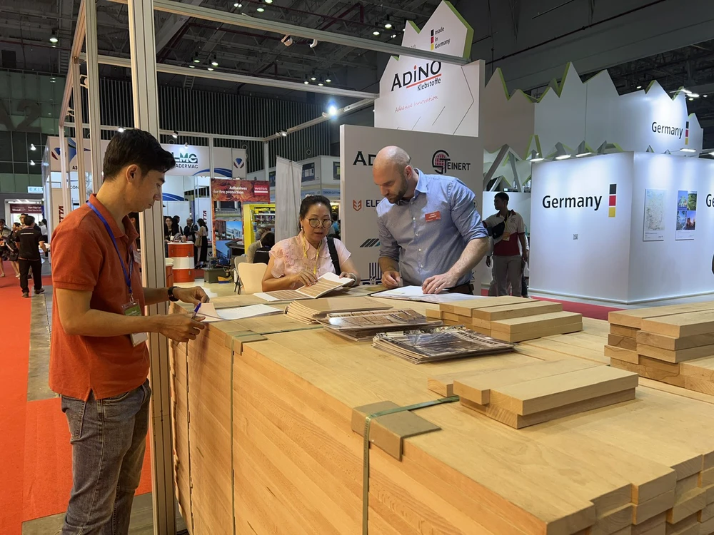 Doanh nghiệp Việt trao đổi với đối tác quốc tế tại Hội chợ VIFA EXPO 2025. Ảnh: Hoàng Vân
