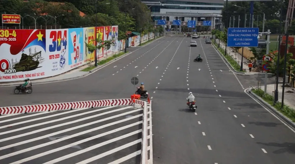 Nhiều xe máy phải quay đầu sau khi phát hiện biển cấm trước cổng vào nhà ga T3 Q5B.jpg