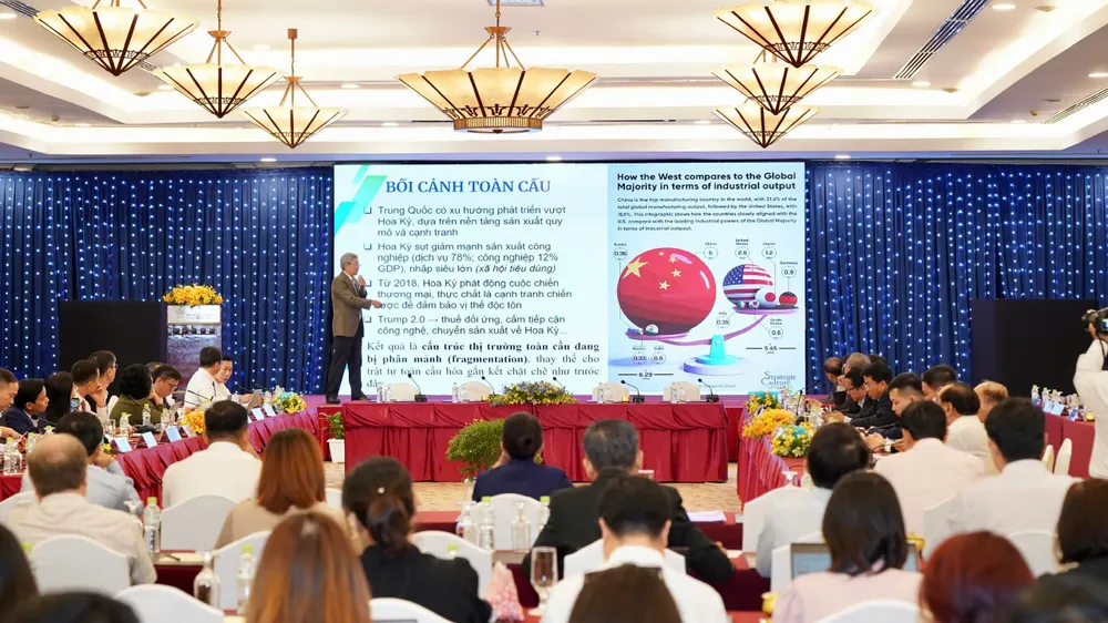 Ông Phạm Bình An, Phó Viện trưởng Viện Nghiên cứu phát triển TPHCM, chia sẻ tại diễn đàn. Ảnh: HOÀNG HÙNG An trình baỳ.jpg