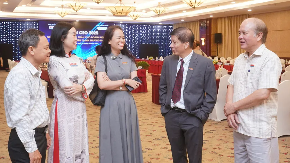 Ban Tổ chức trao đổi trước khi diễn đàn khai mạc. Ảnh: HOÀNG HÙNG báo 1.jpg