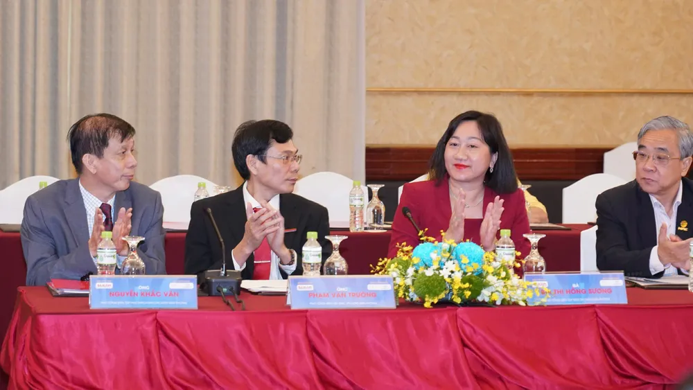 Ban Biên tập Báo SGGP và Chủ tịch Hiệp hội Doanh nghiệp TPHCM (HUBA) tại diễn đàn. Ảnh: HOÀNG HÙNG BBT.jpg