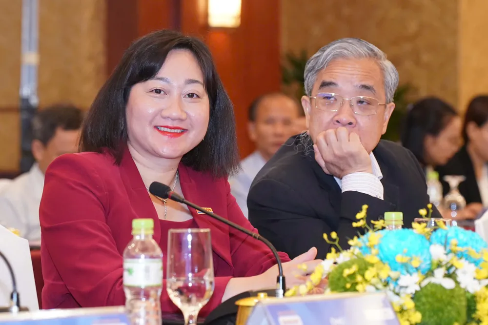 Chủ tịch HUBA Nguyễn Ngọc Hoà và Phó Tổng Biên tập Báo SGGP Bùi Thị Hồng Sương tại Diễn đàn CEO 2025. Ảnh: HOÀNG HÙNG BBT2.jpg