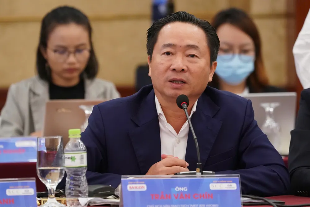 Ông Trần Văn Chín, Chủ tịch Sàn giao dịch thương mại điện tử B2B AROBID, góp ý tại diễn đàn. Ảnh: HOÀNG HÙNG Chín.jpg