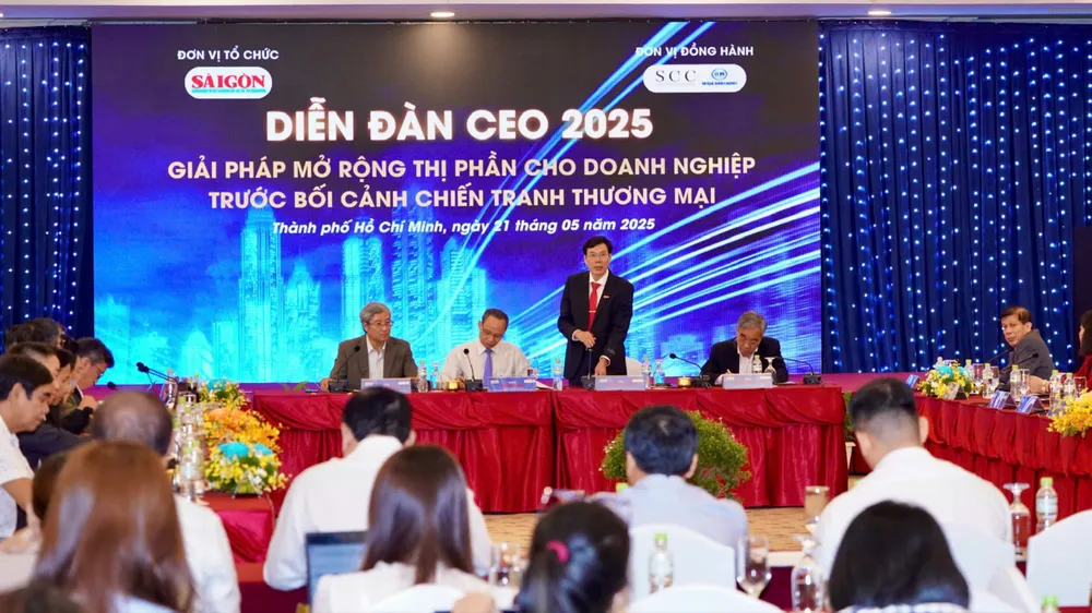 Ban chủ toạ điều phối phiên thảo luận tại diễn đàn. Ảnh: HOÀNG HÙNG chủ toạ.jpg