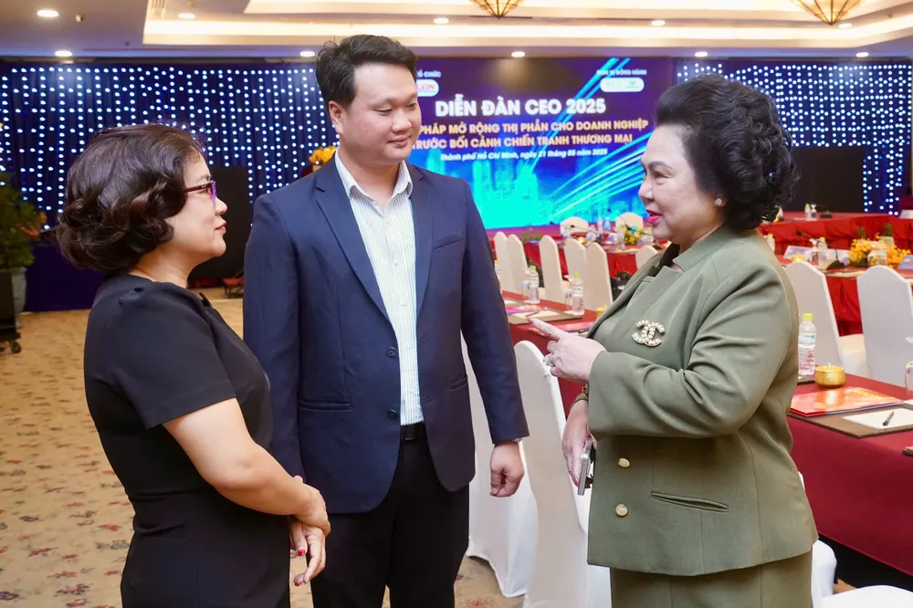 Các doanh nhân hào hứng tham gia diễn đàn do Báo SGGP tổ chức. Ảnh: HOÀNG HÙNG đại biểu 1.jpg