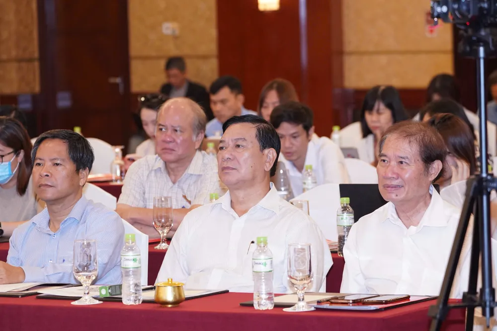 Các khách mời theo dõi diễn đàn. Ảnh: HOÀNG HÙNG đại biểu 4.jpg