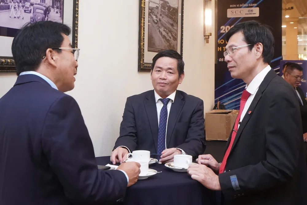 Nhà báo Phạm Trường, Phó Tổng Biên tập Báo Sài Gòn Giải Phóng, trao đổi cùng các đại biểu tại diễn đàn, sáng 21-5. Ảnh: HOÀNG HÙNG đại biểu.jpg
