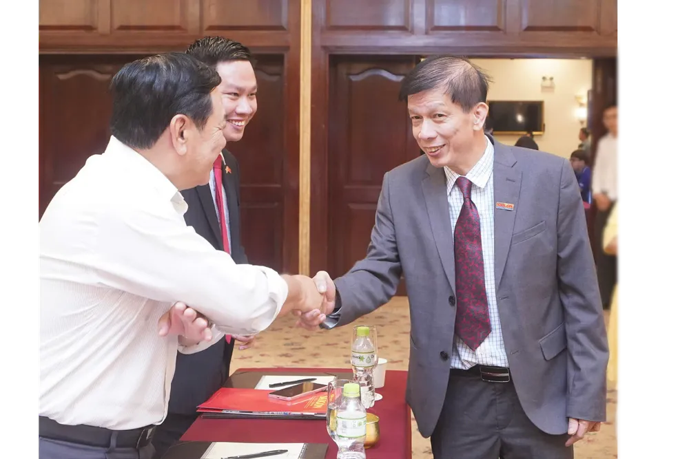 Nhà báo Nguyễn Khắc Văn, Phó Tổng Biên tập Phụ trách Báo SGGP trao đổi cùng các khách mời. Ảnh: HOÀNG HÙNG KV.png