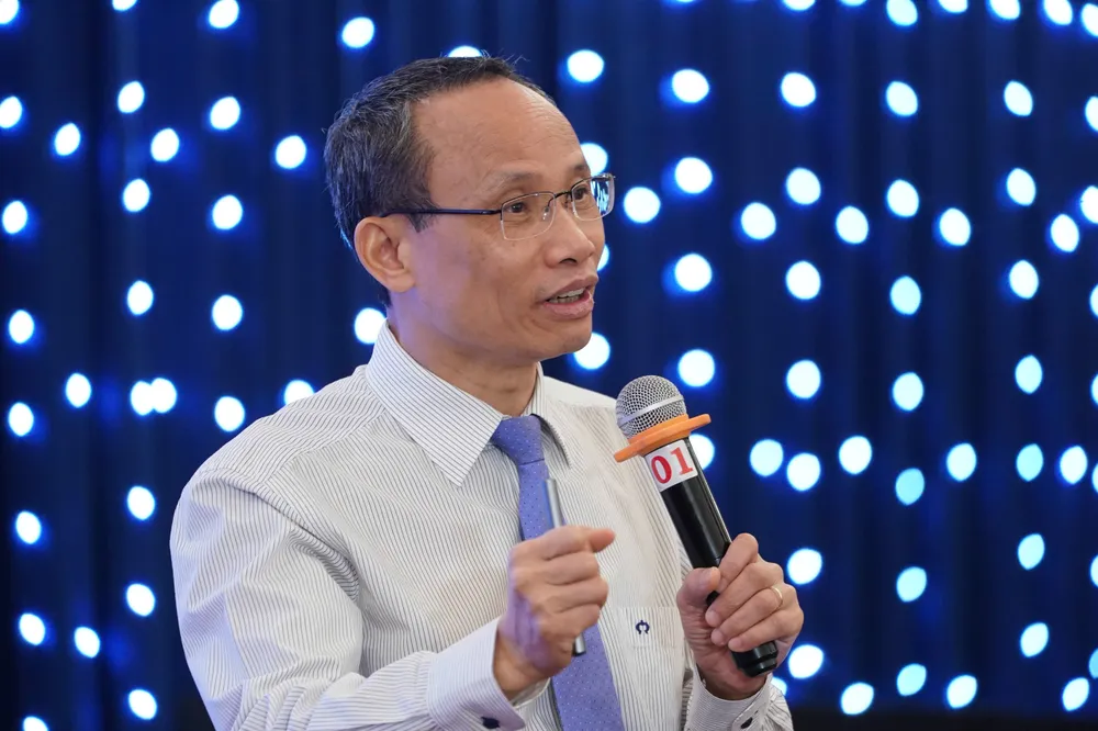 Tiến sĩ Cấn Văn Lực, thành viên Hội đồng Tư vấn chính sách của Thủ tướng, chia sẻ tại diễn đàn. Ảnh: HOÀNG HÙNG Lực.jpg