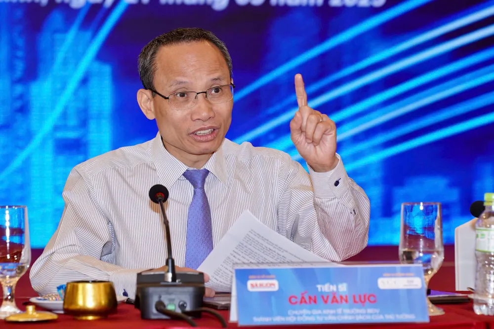TS Cấn Văn Lực tại diễn đàn. Ảnh: HOÀNG HÙNG Lực chốt.jpg