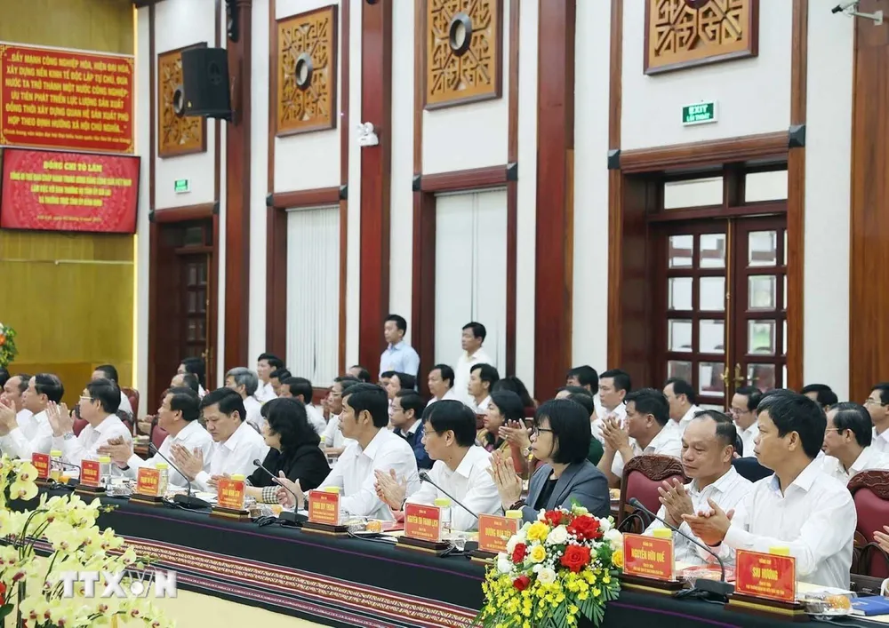 Делегаты, присутствующие на встрече. Фото: VNA tong-bi-thu-to-lam-lam-viec-voi-ban-thuong-vu-tinh-uy-gia-lai-va-thuong-truc-tinh-uy-binh-dinh-0206-9.jpg