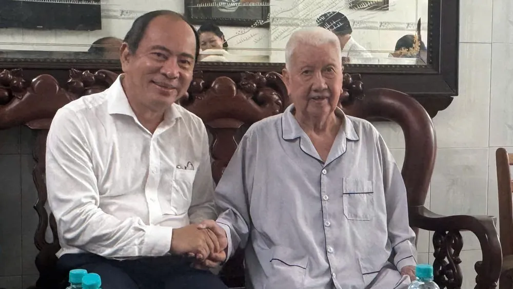 PGS-TS-BS Tăng Chí Thượng, Giám đốc Sở Y tế TPHCM thăm chúc thọ ông mừng thọ ông Lê Văn Ngữ