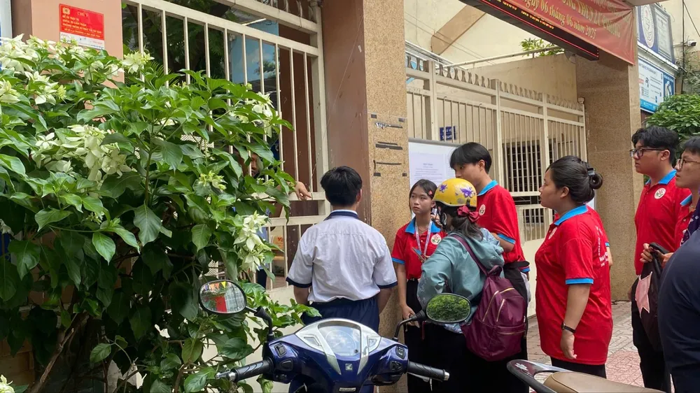 Thí sinh được lực lượng tình nguyện viên động viên khi có mặt tại điểm thi muộn hơn thời gian quy định