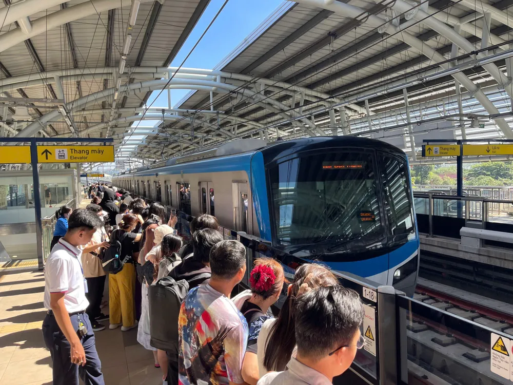 Người dân chờ lên metro số 1, Bến Thành - Suối Tiên (TPHCM). Ảnh: HOÀNG HÙNG