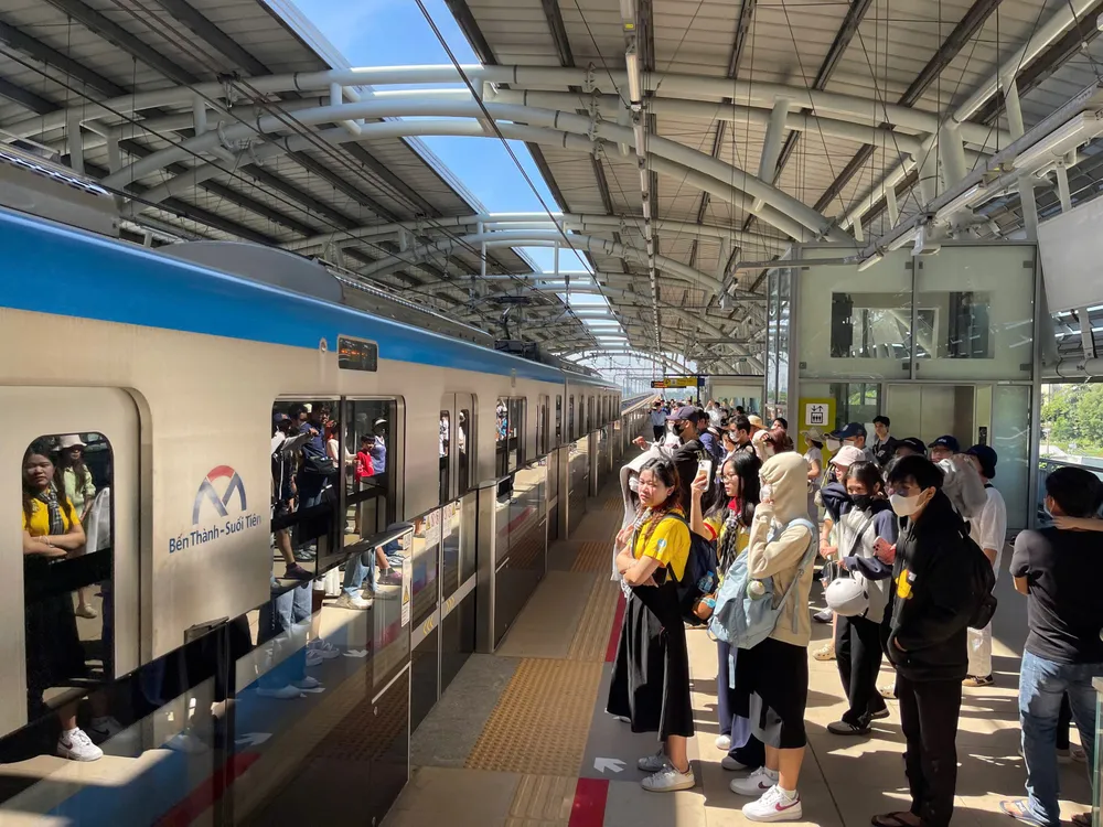 Người dân chờ lên tàu tuyến metro số 1, Bến Thành - Suối Tiên (TPHCM). Ảnh: HOÀNG HÙNG I3b.jpg