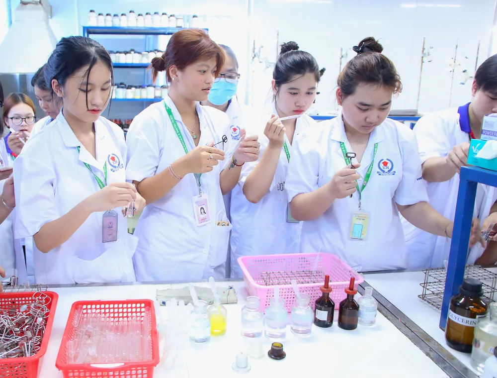 Sinh viên khối ngành sức khỏe, Trường Cao đẳng Quốc tế TPHCM trong giờ thực hành I4d.jpg