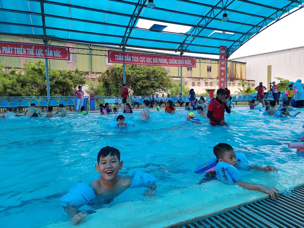 Một lớp dạy trẻ bơi miễn phí tại tỉnh Tiền Giang. Ảnh: NGỌC PHÚC I7b.jpg