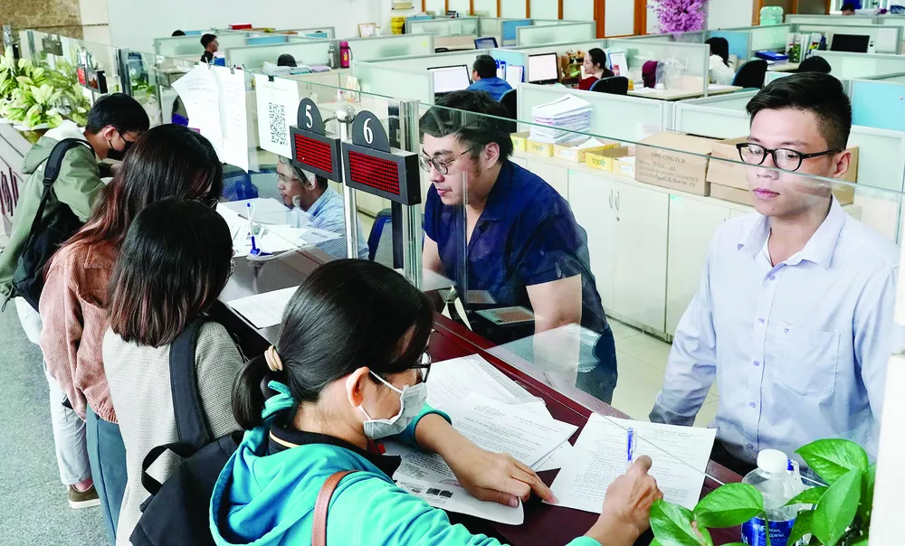 Người dân và doanh nghiệp kê khai, đóng thuế tại Cục Thuế TPHCM. Ảnh: HOÀNG HÙNG i8c.jpg