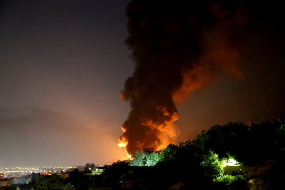Kho dầu Shahran ở Tehran, Iran trúng hỏa lực của Israel ngày 14-6-2025. Ảnh: AA/TTXVN 1506-khodauSharran.jpg