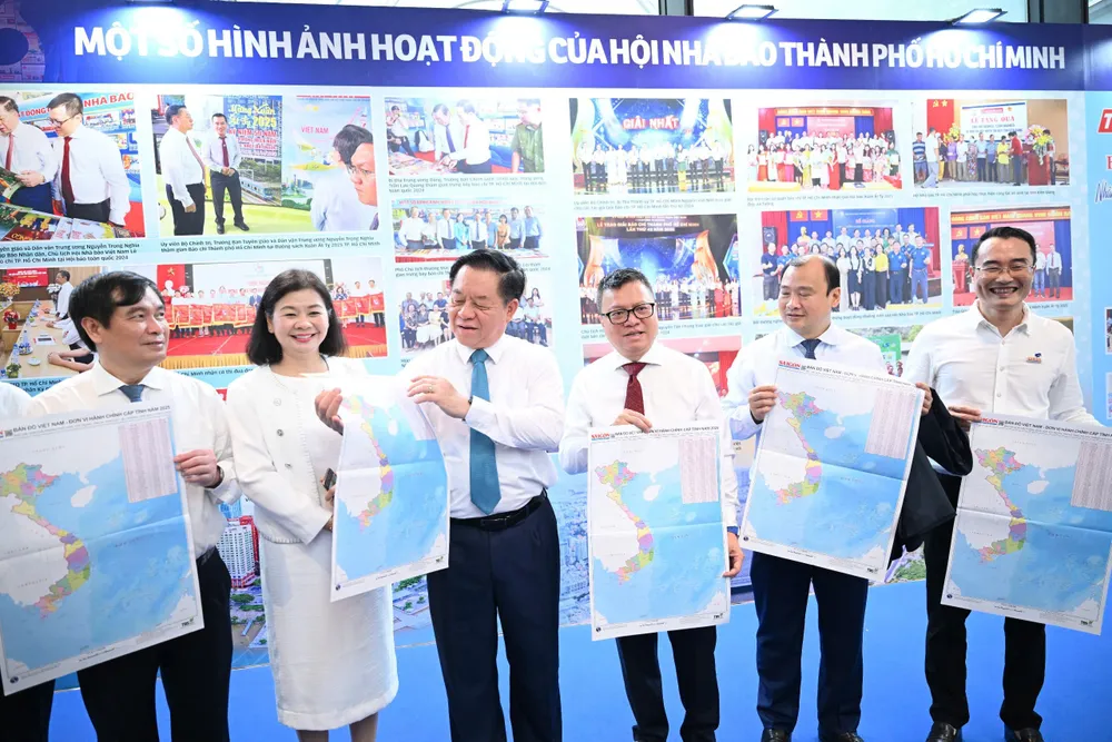 Đồng chí Nguyễn Trọng Nghĩa, Ủy viên Bộ Chính trị, Bí thư Trung ương Đảng, Trưởng Ban Tuyên giáo và Dân vận Trung ương, xem bản đồ 34 tỉnh do Báo SGGP tặng bạn đọc khi thăm gian hàng của Hội Nhà báo TPHCM. Ảnh: ĐỖ TRUNG z6723351448363_85862dc7f58a3c085528b1ffdb3194bc.jpg