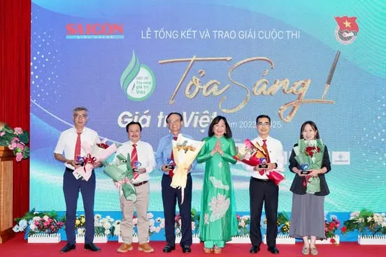 Phó Tổng Biên tập Báo SGGP Bùi Thị Hồng Sương tặng hoa và kỷ niệm chương đến đại diện các đơn vị đồng hành cùng cuộc thi 505556443_1049221773942391_3030737625431868993_n.jpg