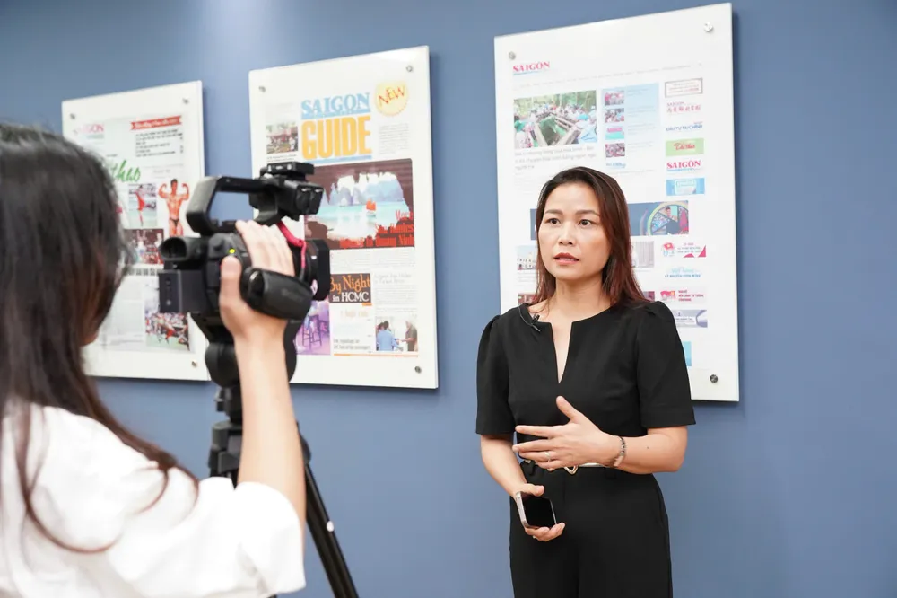 Th.S HỒ THANH TRÚC, Phó trưởng Khoa Thương mại và du lịch, Trường ĐH Tài chính Marketing TPHCM trả lời phỏng vấn của Báo SgGP tại buổi giao lưu sáng 23-6. Ảnh: HOÀNG HÙNG cô Trúc 1.jpg