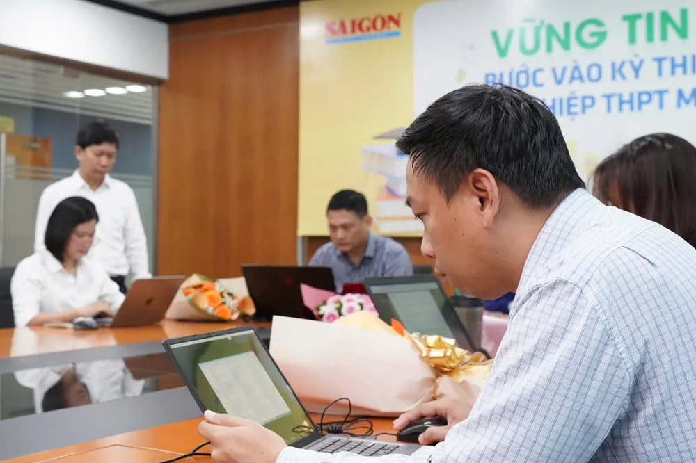 Ông Đỗ Đình Đảo, Hiệu trưởng Trường THPT Nguyễn Hữu Thọ (TPHCM) tư vấn sáng 23-6. Ảnh: HOÀNG HÙNG Đỗ Đình Đảo.jpg