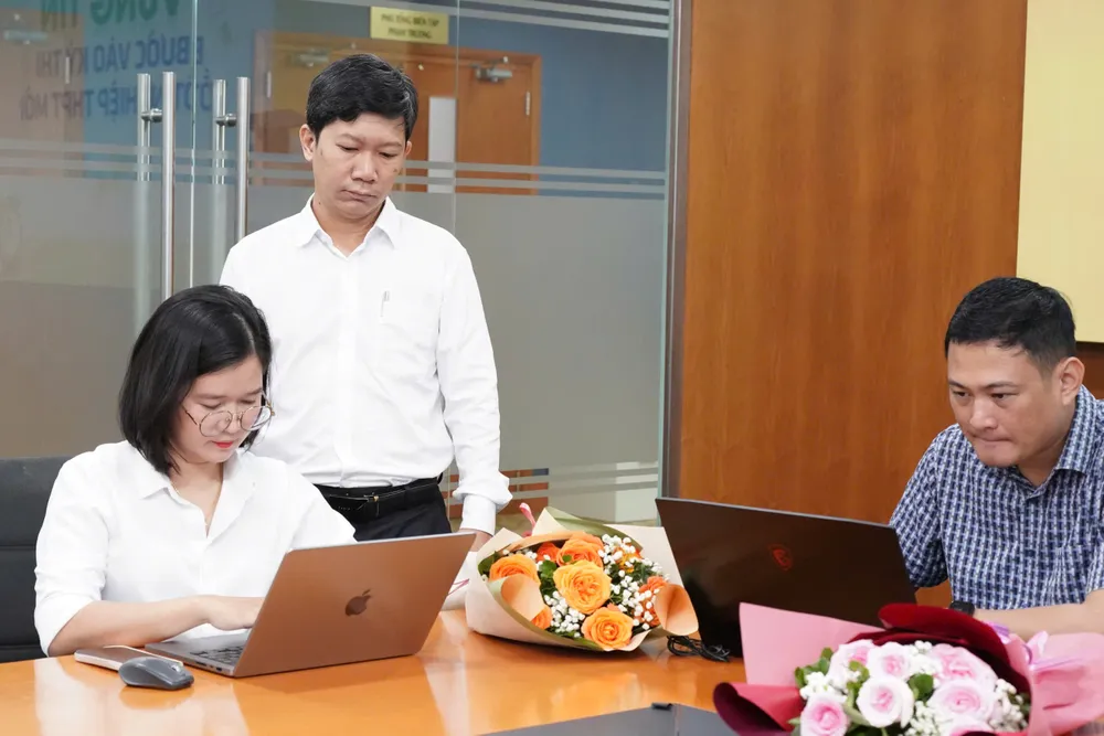 ThS Bùi Quang Trung, Trưởng Phòng Truyền thông Trường ĐH Nguyễn Tất Thành, đang tư vấn cho thí sinh Nga - Trung.jpg