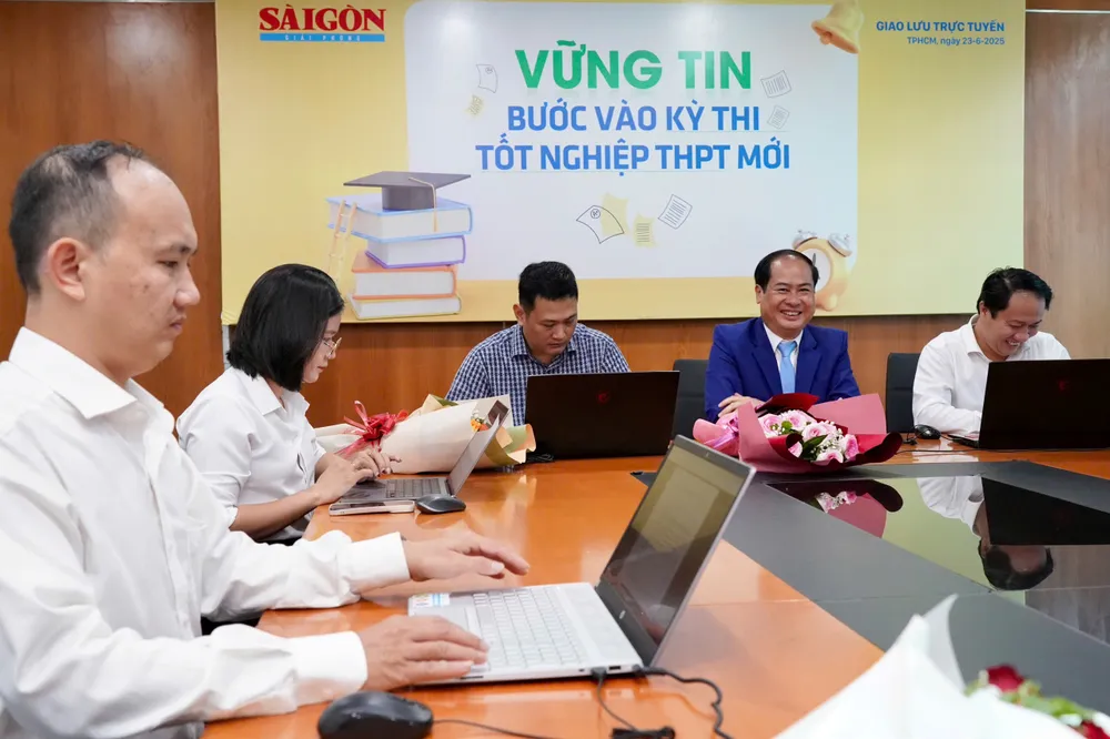 Các chuyên gia đang tư vấn trực tuyến cho thí sinh. Ảnh: HOÀNG HÙNG quang cảnh 3.jpg