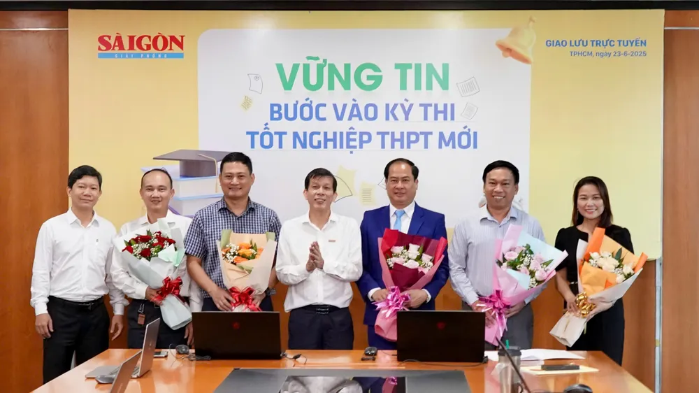 Nhà báo Nguyễn Khắc Văn, Phó Tổng Biên tập phụ trách Báo SGGP, tặng hoa cho các chuyên gia tư vấn trực tuyến sáng 23-6. Ảnh: HOÀNG HÙNG tặng hoa 2.jpg