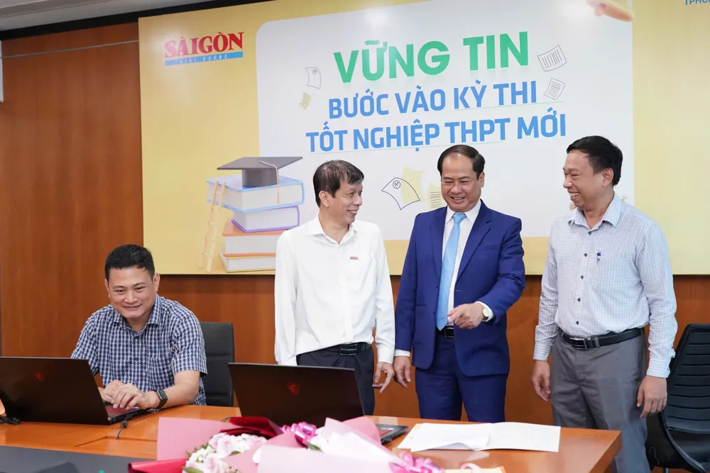 Các chuyên gia trao đổi tại buổi giao lưu trực tuyến sáng nay tại Báo SGGP. Ảnh: HOÀNG HÙNG trao đổi.jpg