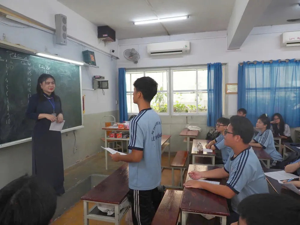 Học sinh Trường THPT Lê Thị Hồng Gấm (TPHCM) ôn tập chuẩn bị cho kỳ thi tốt nghiệp THPT 2025 Trường LTHG (1).jpg