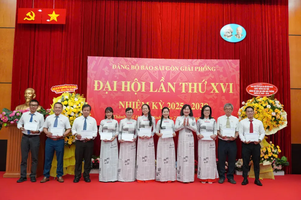 Khen thưởng các đồng chí đảng viên xuất sắc nhiều năm trong nhiệm kỳ 2020-2025 z6747779904558_56f168e4fa0e184eacc91eb70bbcf150.jpg