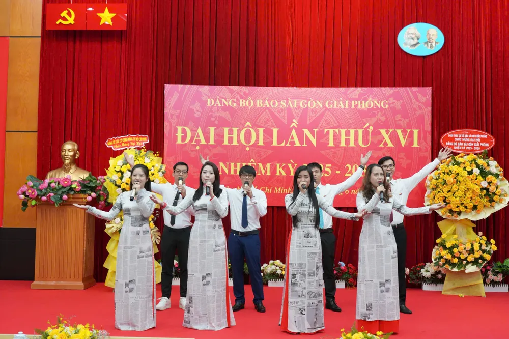 Biểu diễn văn nghệ chào mừng đại hội z6747779904564_fed53b94a24f6c10e34848e82ad5d1e6.jpg