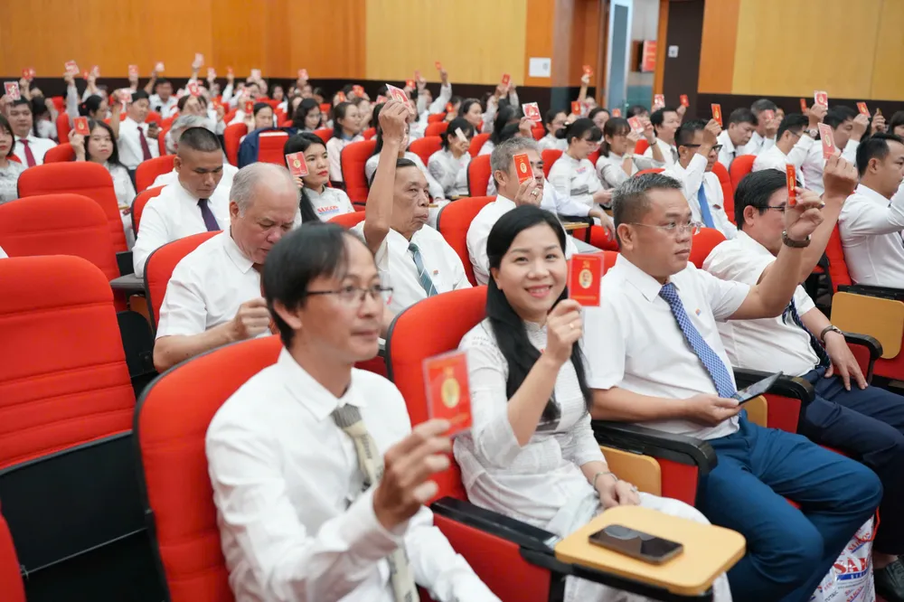 Biểu quyết thông qua chương trình đại hội z6747779904575_cfbb452d7c5f4d1db6f55ab703ff3442.jpg
